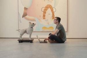 Avec l’IA le chien-robot AICCA devient critique d’art