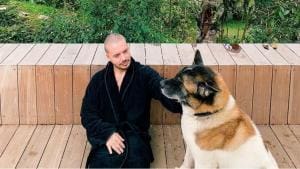 J Balvin pleure la perte de son fidèle compagnon Enzo