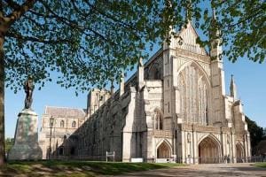 Polémique à la cathédrale de Winchester : Permission aux chiens d’entrer
