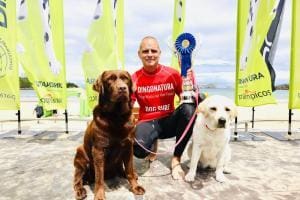 Les chiens et le championnat européen de Surf : sport et solidarité